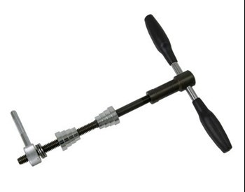 Przyrząd do wciskania misek sterów uniw