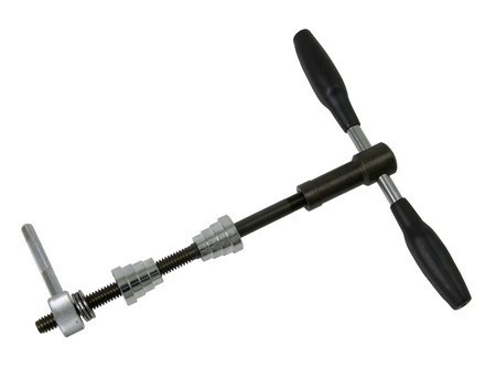 Przyrząd do wciskania misek sterów uniw